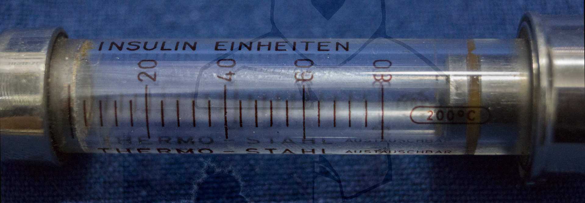 Insulinspritze, Ende der 1950'er Jahre, Detailaufnahme, Kolben mit Insulineinheiten